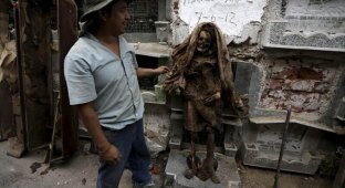 "Работа мечты": в чем заключается труд гватемальских чистильщиков могил (13 фото)