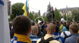 Фанаты Днепра и Карпат прошли маршем по Днепропетровску (майдан)