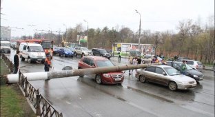 Падение столба на проезжую часть в Казани (7 фото)
