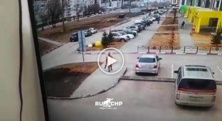 Самокатчик разбил припаркованную машину и скрылся