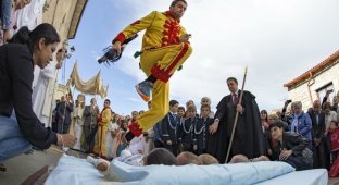 Зачем испанцы наряжаются демонами и прыгают через младенцев (23 фото)