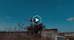 Українські вертольоти Мі-8МТ атакують окупантів некерованими ракетами