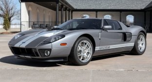 This 2006 Ford GT with no miles sold for an insane amount (30 photos)