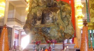 Громадный Будда (2 фото)