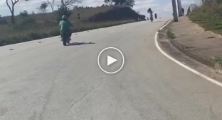 Мотоциклісту доля каже злізти з мотоцикла