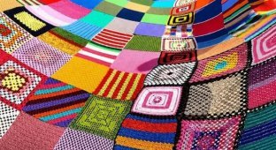 Art Instead of Plastic: In Spain, Streets Decorated with Giant Knitted Art Objects (7 photos) (photo)