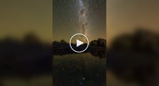 Земля вращается: Потрясающий таймлапс звездного неба над рекой