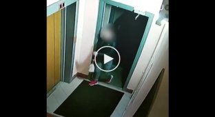 В Екатеринбурге мужчина напал с ножом на 17-летнюю девушку возле лифта