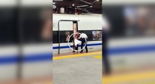 Китаянка задержала весь поезд, чтобы ее опоздавший друг смог попасть в вагон