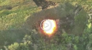 Украинский FPV-дрон уничтожает российский танк Т-90М «Прорыв» на Бахмутском направлении