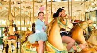 Animal rights activists demand replacement of horse figures on carousels (3 photos)