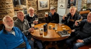 A group of friends have been getting together for a beer every Thursday for 56 years in a row (2 photos)