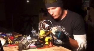 Парень собирает настоящий костюм Железного человека