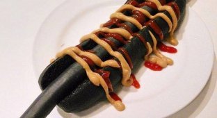 Japanese IKEA hypermarket restaurants sell black hot dogs (3 photos)