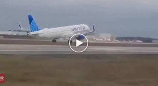 В США у самолета отлетело колесо во время посадки