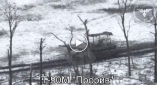 Экипаж российского аналоговнетного танка Т-90М Прорыв сломя голову убегает лесополосой после прилета украинского дрона