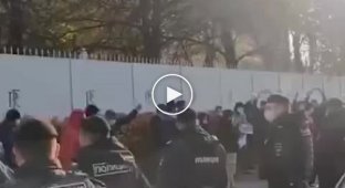 У французского посольства в Москве начались акции протеста против Эммануэля Макрона