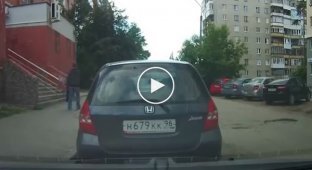 Мужчина пытался проломить пенсионерке голову в Екатеринбурге