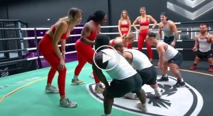 Соревнования между женщинами и сильными мужчинами-карликами