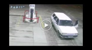 The driver smoked and blew up his car at a gas station in Turkey