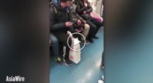Драка парней в китайском метро