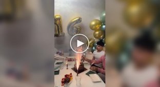Взрывная вечеринка: мужчины подожгли свечи на торте, которые оказались фейерверками