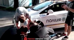 Шокирующее видео, как патрульные переехали женщину в Запорожье (маты)