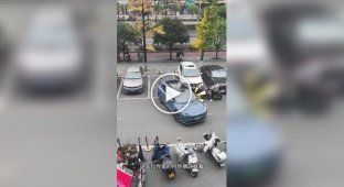 In China, a driver outwitted a woman who was blocking his way into parking