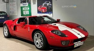 В Киеве заметили коллекционный суперкар Ford GT, который считали пропавшим (4 фото)