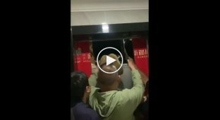 Evacuation from the Chinese elevator