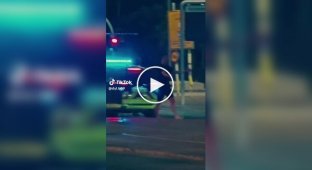 Пьяный турист решил показать копам свою крутизну