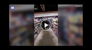 Покупательницу силой выволокли из супермаркета за то, что она была без маски