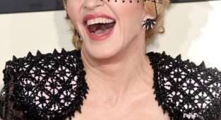 Мадонна в костюме «сексуального матадора» шокировала зрителей премии «Грэмми» (7 фото)