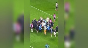 Футболиста сборной Англии унесли с поля на носилках после празднования победы