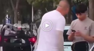 В Китае мужчина напал на женщину в пробке