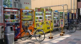 Японцы ставят торговые автоматы от безысходности (8 фото)