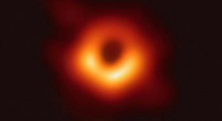 Представлена первая в мире фотография черной дыры (2 фото + 1 видео)