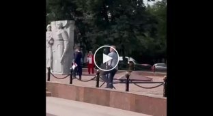 В подмосковном Подольске мужчина грубо швырнул на землю колонку, из которой играл гимн России