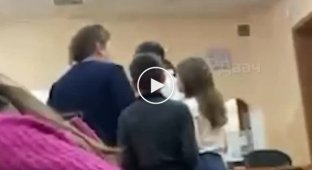 У Красноярську вчителька намагалася відібрати у п'ятикласниці електронну сигарету та отримала кримінальну справу
