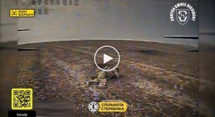 Окупант за мить до смерті махає дрону-камікадзе рукою