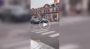 Three men with shovels, start a fight at an intersection in Chicago