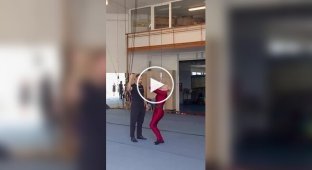 Женщина из Румынии подняла зубами больше 90 килограммов