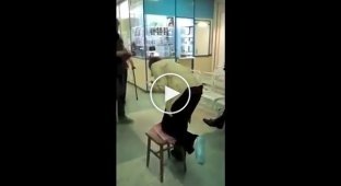 В Новосибирской поликлинике пациентке с переломом руки и ноги пришлось передвигаться с помощью деревянной табуретки