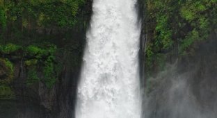 Прыжок с 40-метрового водопада на байдарке (6 фото)