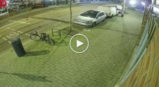 В Роттердаме автомобиль протаранил ювелирный магазин: ограбление не удалось