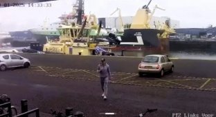 A man forgot to put the handbrake on his car and it rolled into the sea (2 photos + 1 video)