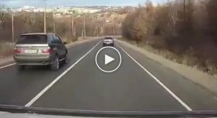 Overtaking in a downhill turn almost ended in a serious collision