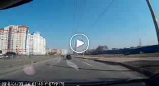 В Санкт-Петербурге трамвай с пассажирами слетел с рельсов (мат)
