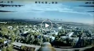 Російський дрон-камікадзе над Покровськом вичікує в повітрі і атакує жінку в білій сукні.