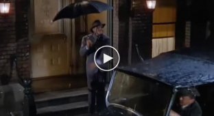 Как выглядит кино сцена из музыкального фильма Поющие под дождем